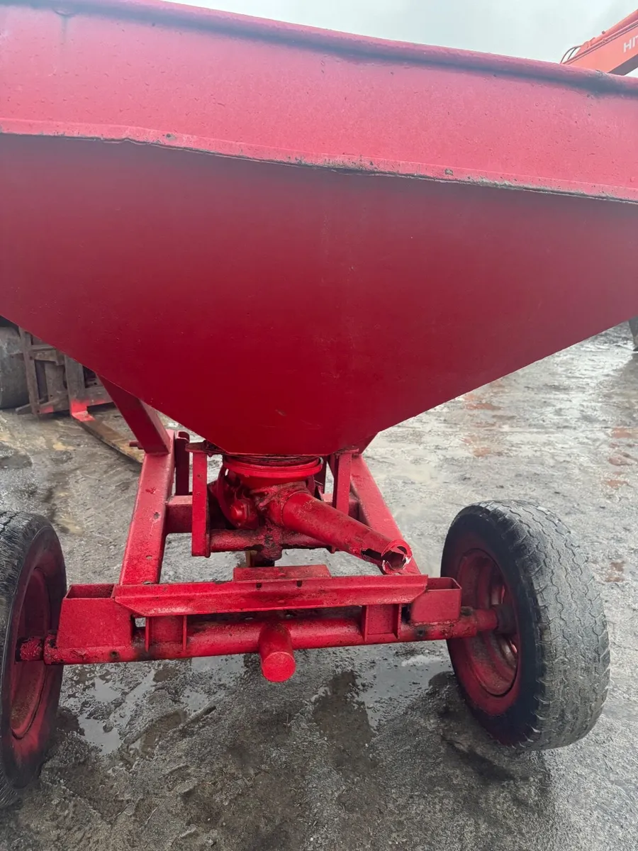Fertiliser spreader - Image 1