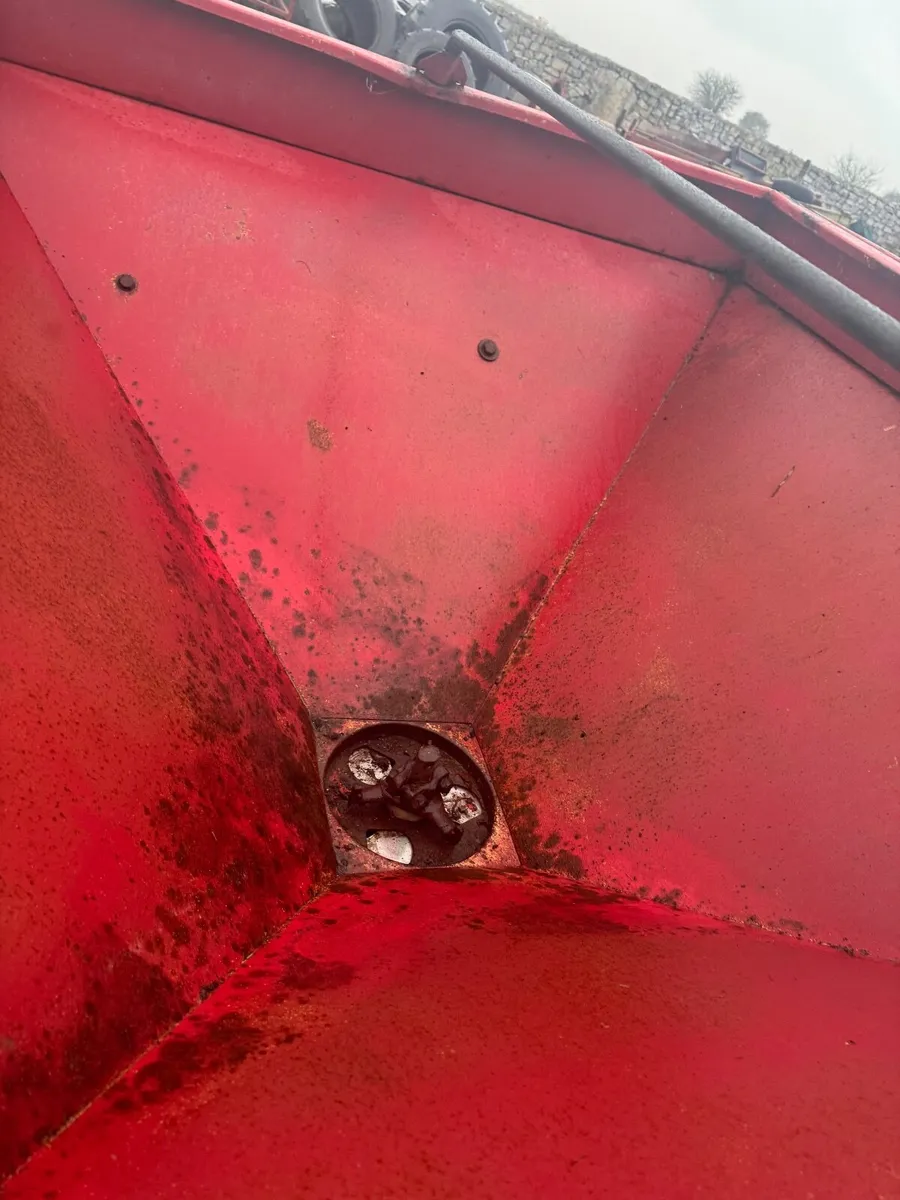 Fertiliser spreader - Image 2