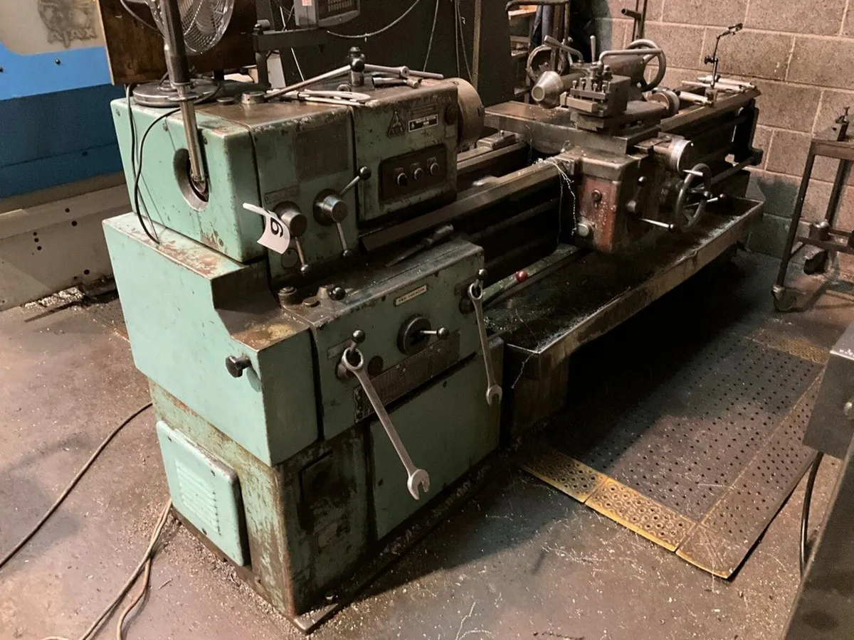 TOS TRENCIN SN40A 3 PHASE LATHE C/W TOOLING - Image 1