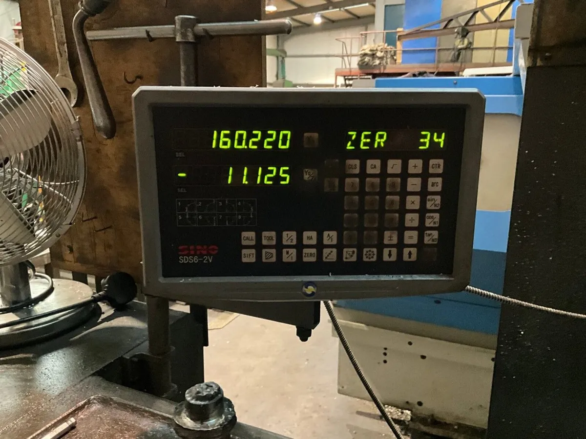 TOS TRENCIN SN40A 3 PHASE LATHE C/W TOOLING - Image 3