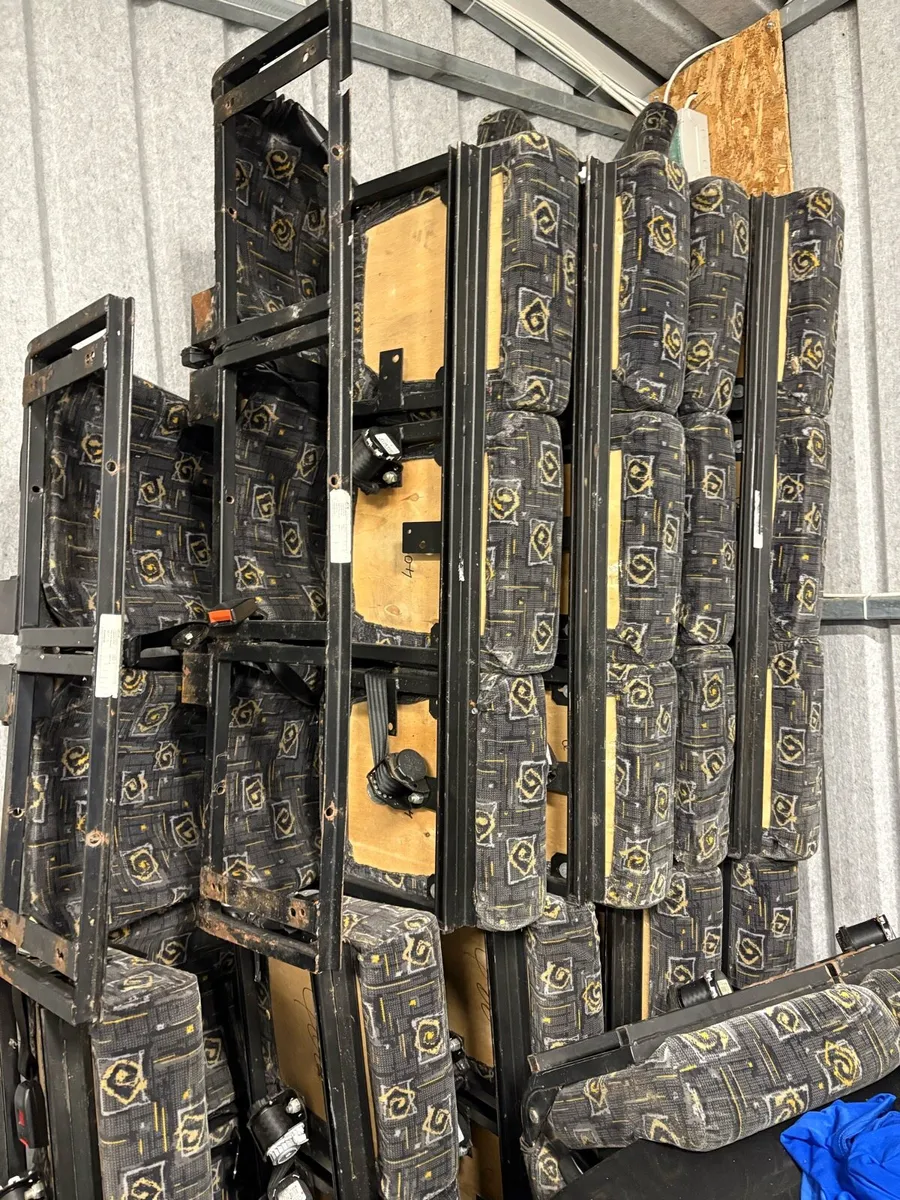 33 Buckingham Seats - Image 2