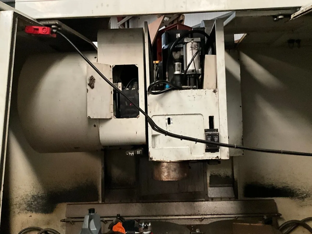 HURON VMX50 3 PHASE MACHINING CENTRE - Image 3