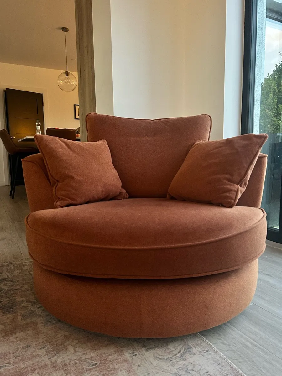 FAMA Couch and Chair - Image 2