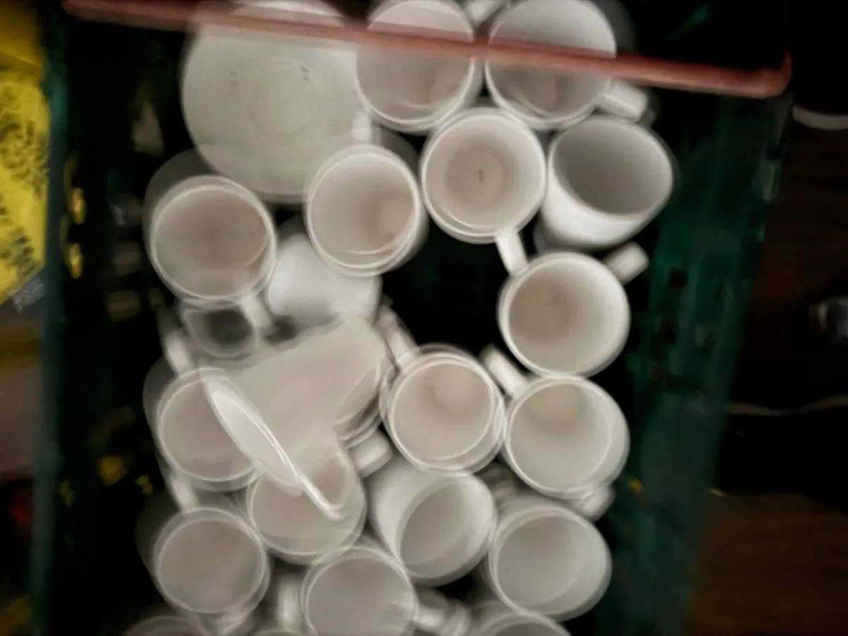 Plates, bowls and cups - Image 2