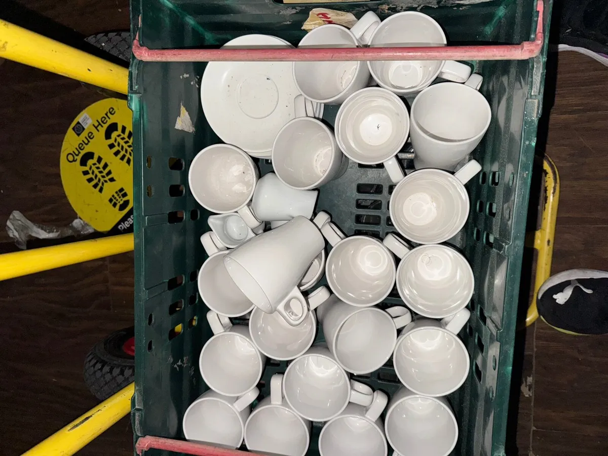 Plates, bowls and cups - Image 4