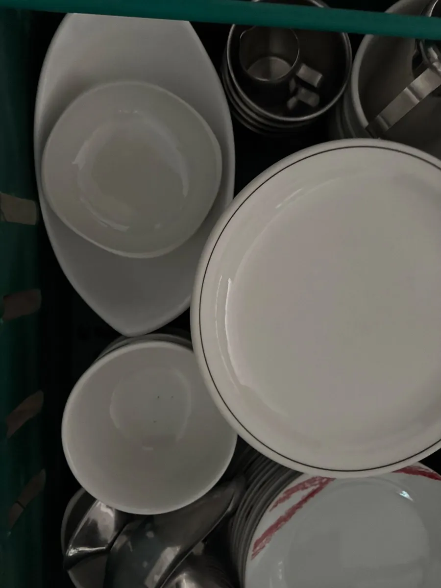 Plates, bowls and cups - Image 3