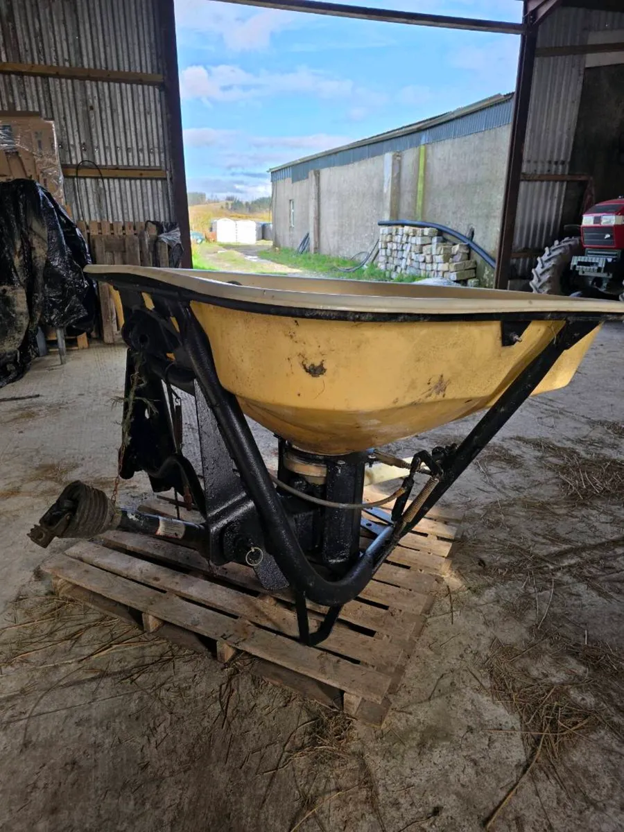 Fertiliser spreader - Image 1