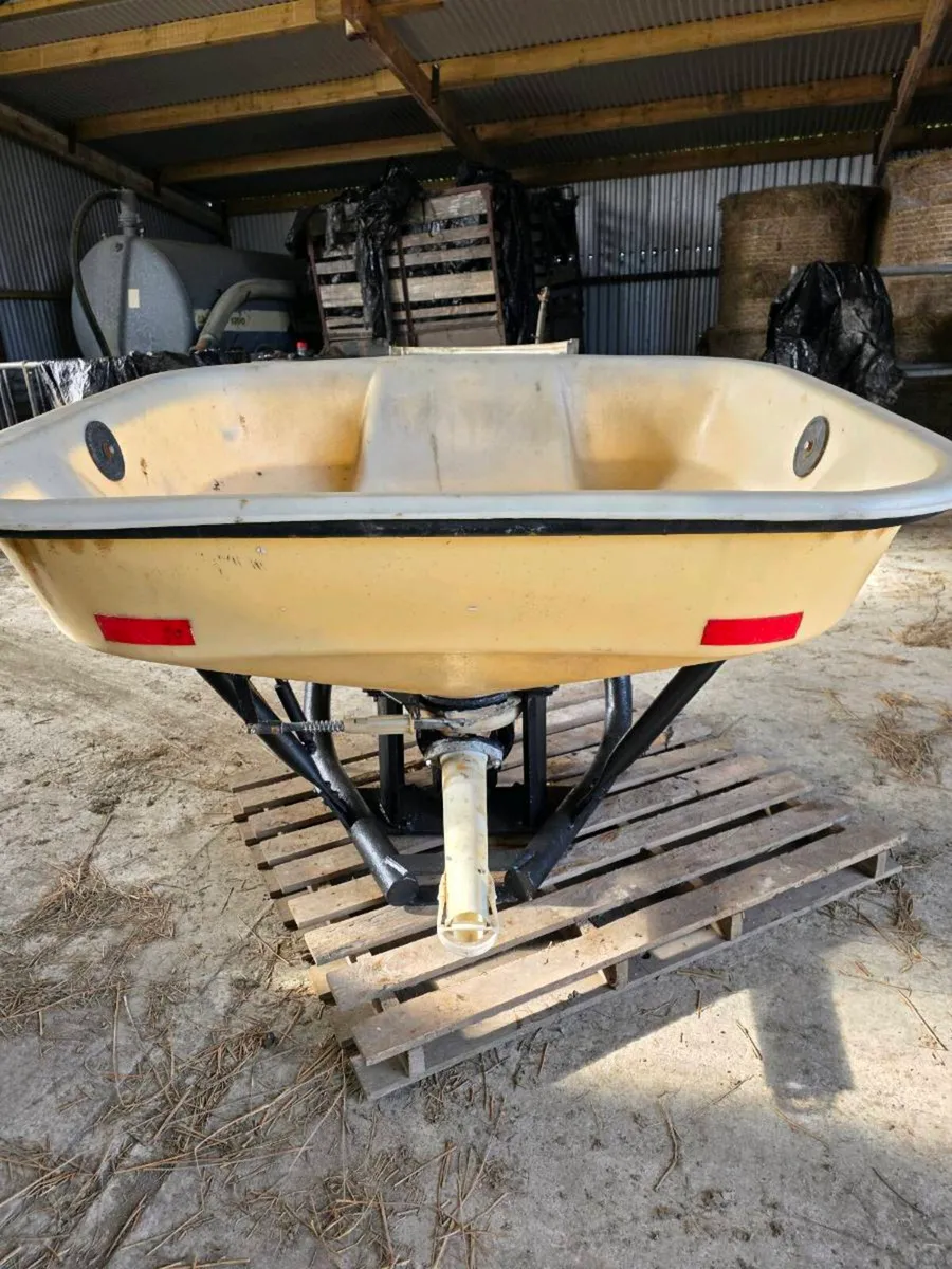 Fertiliser spreader - Image 3