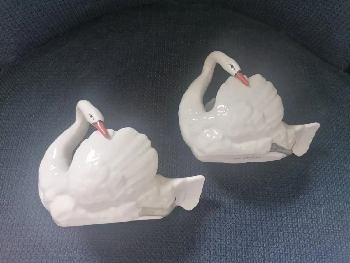 Pair of 1930s Czechoslovakian Swans - Image 1