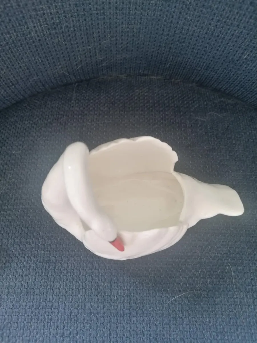 Pair of 1930s Czechoslovakian Swans - Image 2