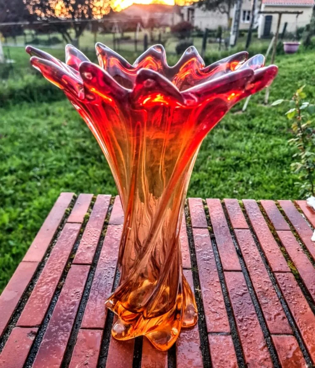 Large Murano red tulip vase - Image 1