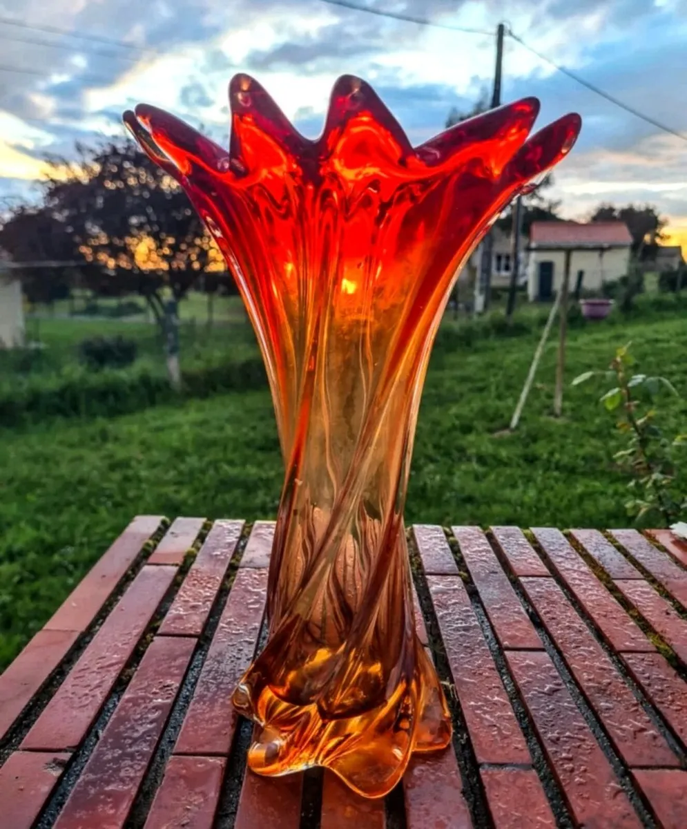 Large Murano red tulip vase - Image 2