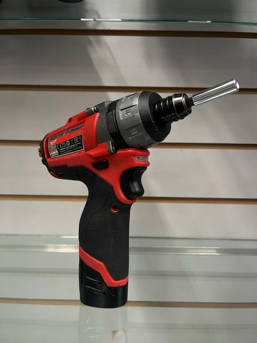 Milwaukee M12 RedLithium Drill +2.0Ah Battery - Image 3