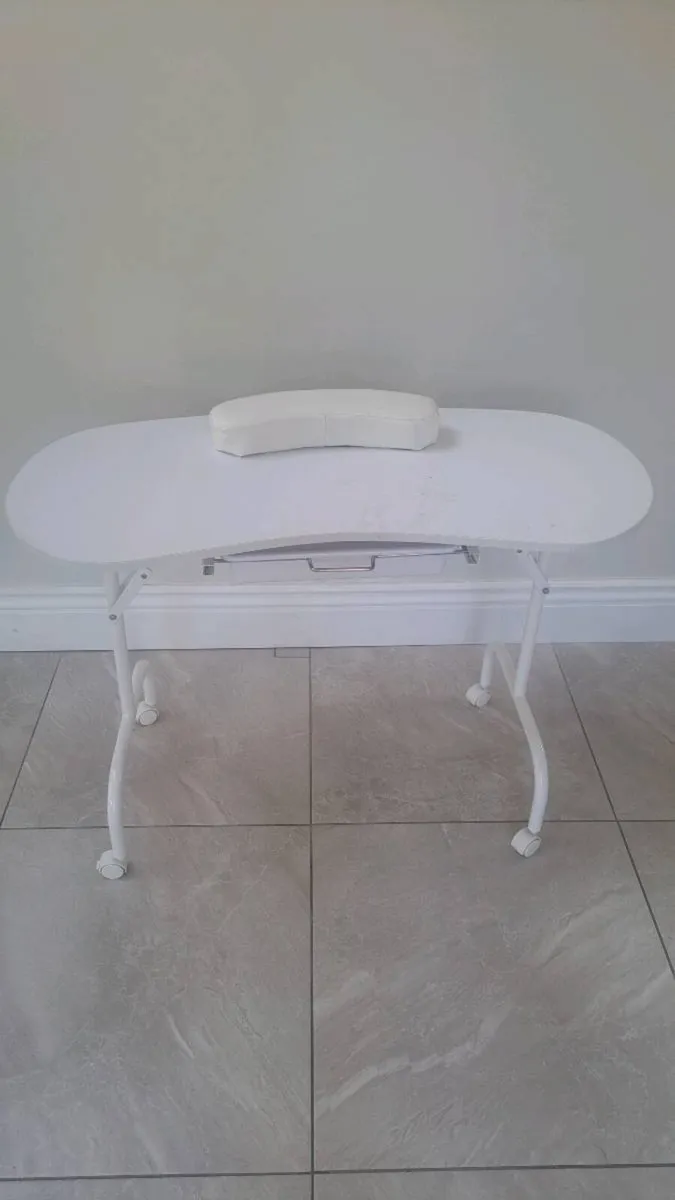 Nail technician table - Image 1