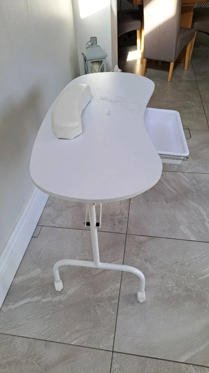 Nail technician table - Image 3