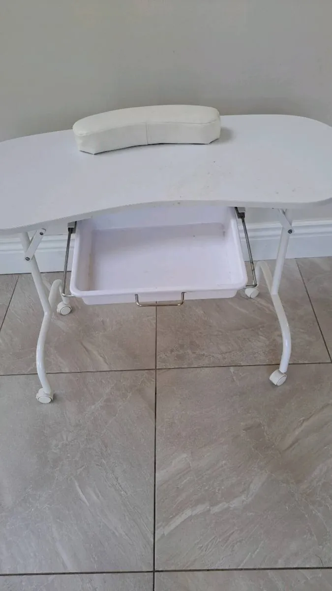 Nail technician table - Image 2