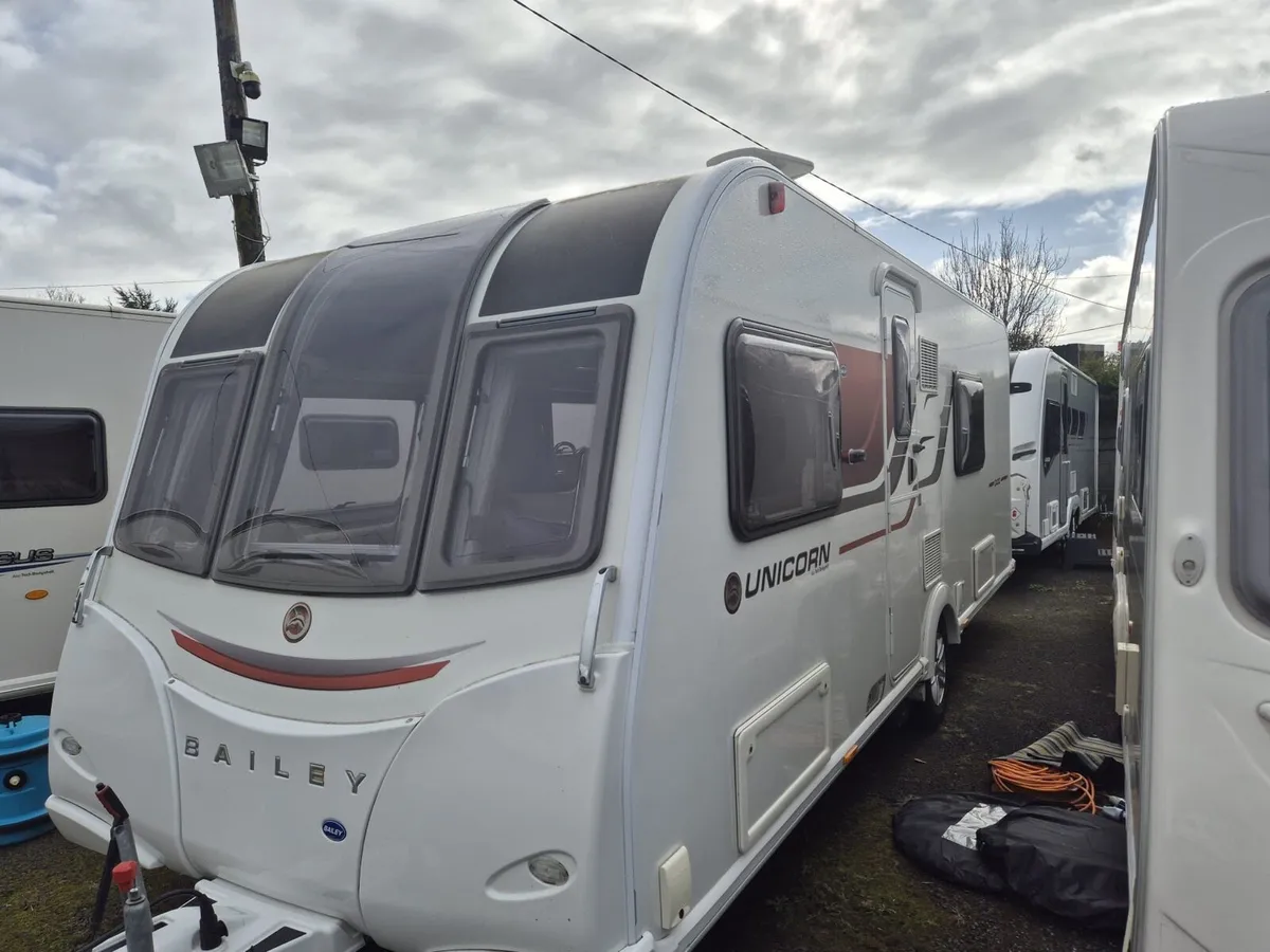 Bailey unicorn 4 berth twin singles end washroom - Image 1