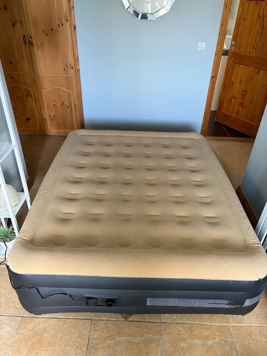 King size air mattress - Image 1