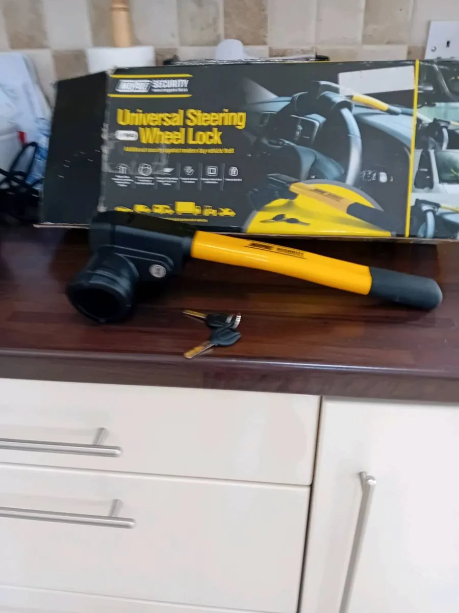 UNIVERSAL STEERING WHEEL LOCK BOXED - Image 2