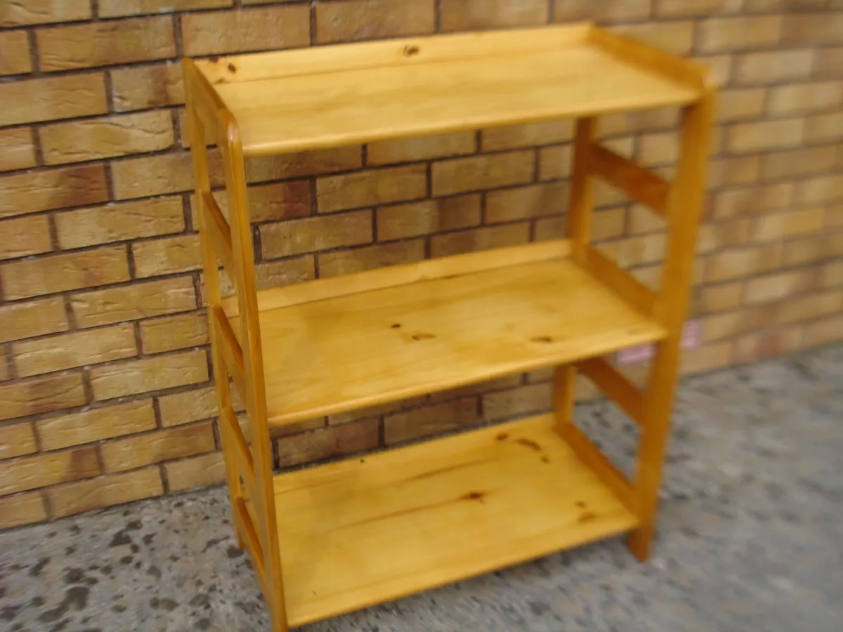 COMPACT FINE PINE WOODEN DISPLAY/BOOKSHELF UNIT. - Image 1