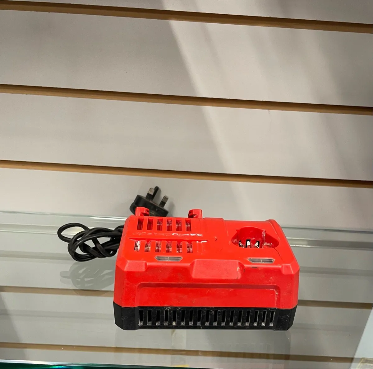 Milwaukee 12/18V Charger - Image 2