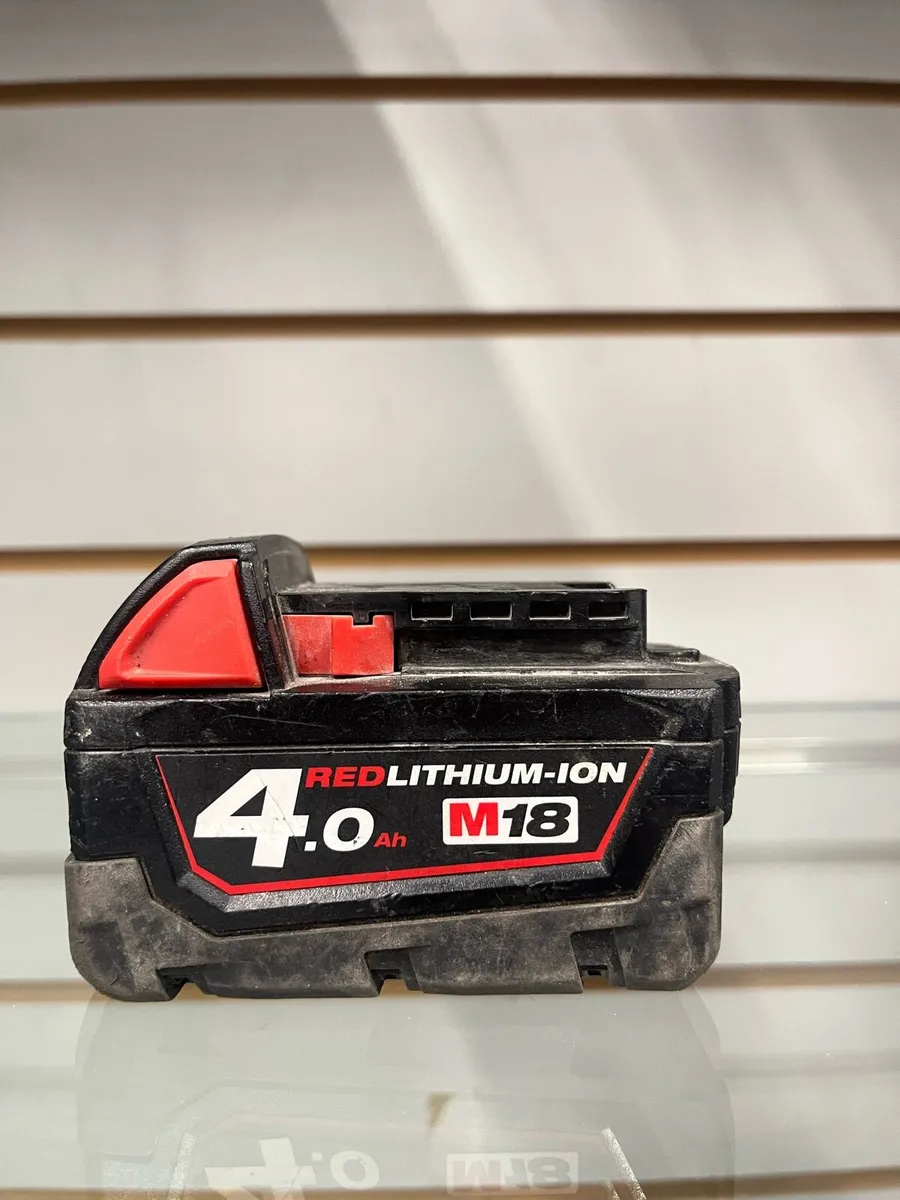 Milwaukee 4.0Ah Red Lithium-ion Battery - Image 2