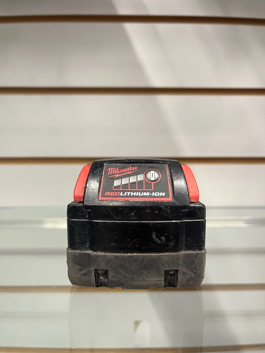 Milwaukee 4.0Ah Red Lithium-ion Battery - Image 3