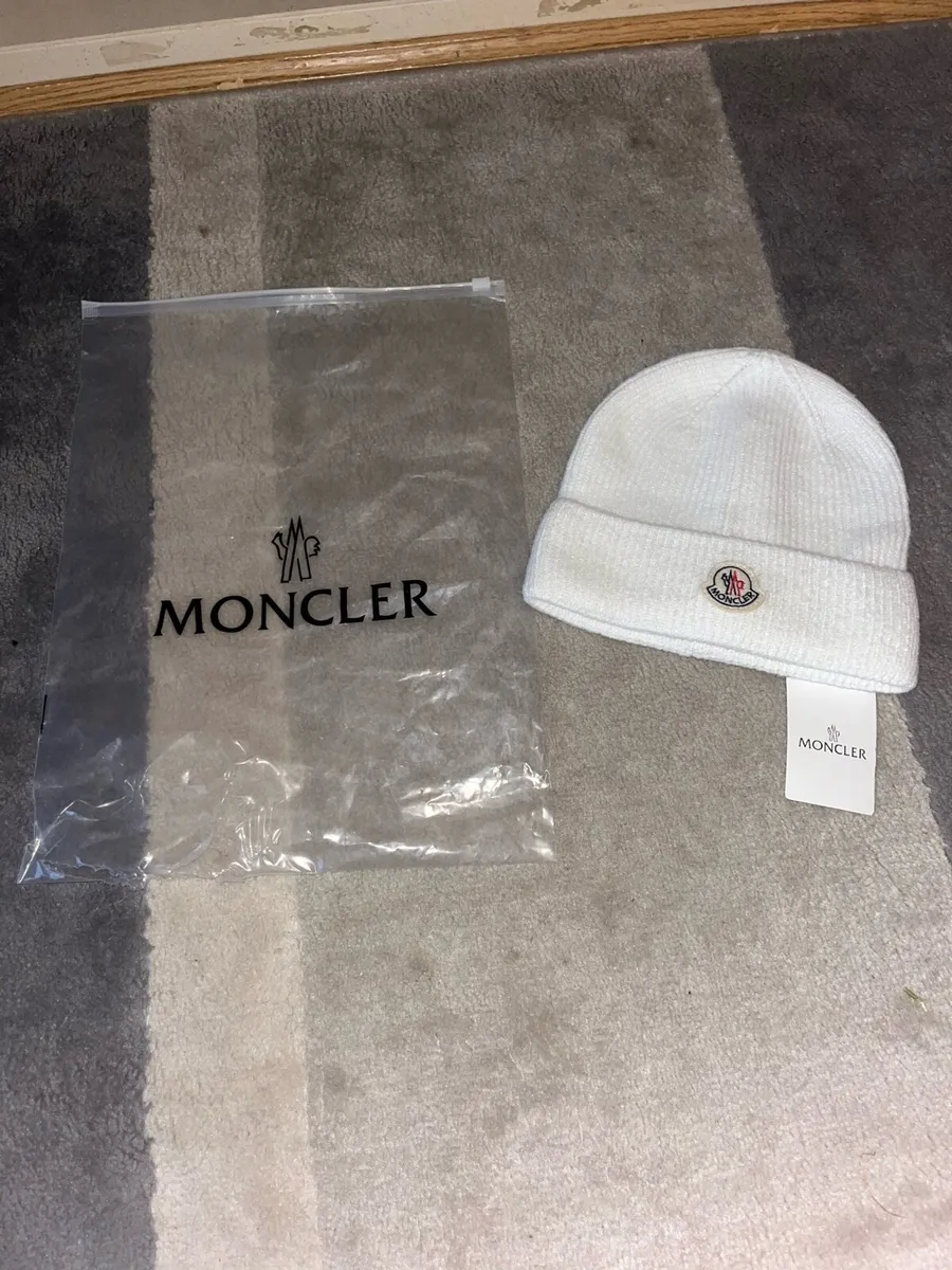 White moncler beanie - Image 1