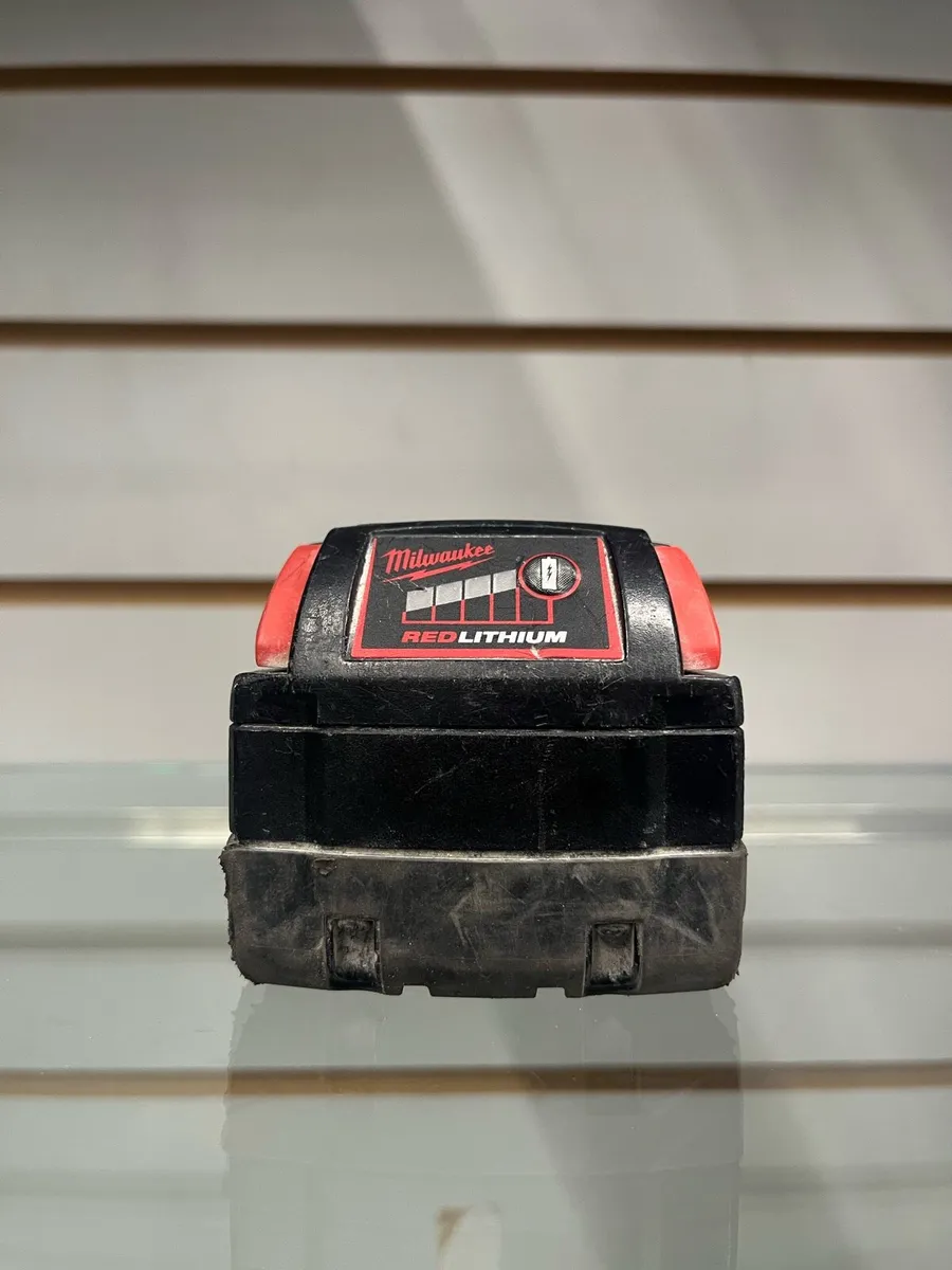 Milwaukee 5.0Ah Red Lithium Battery - Image 3