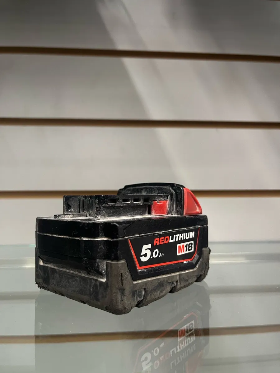 Milwaukee 5.0Ah Red Lithium Battery - Image 4