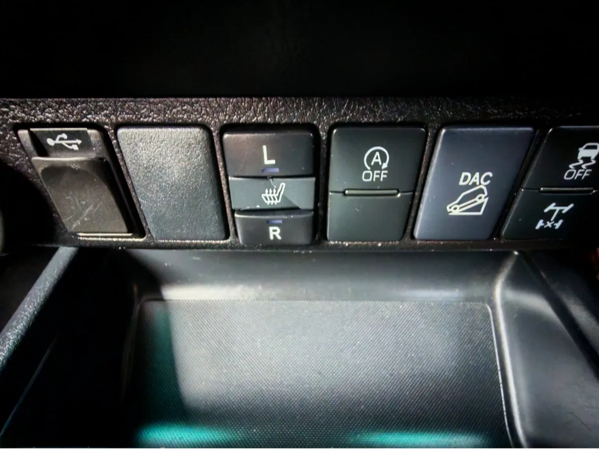 Toyota Hilux 2.8D4D INVITE X 201BHP D/C - Image 3