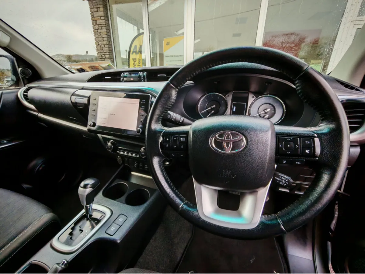 Toyota Hilux 2.8D4D INVITE X 201BHP D/C - Image 4