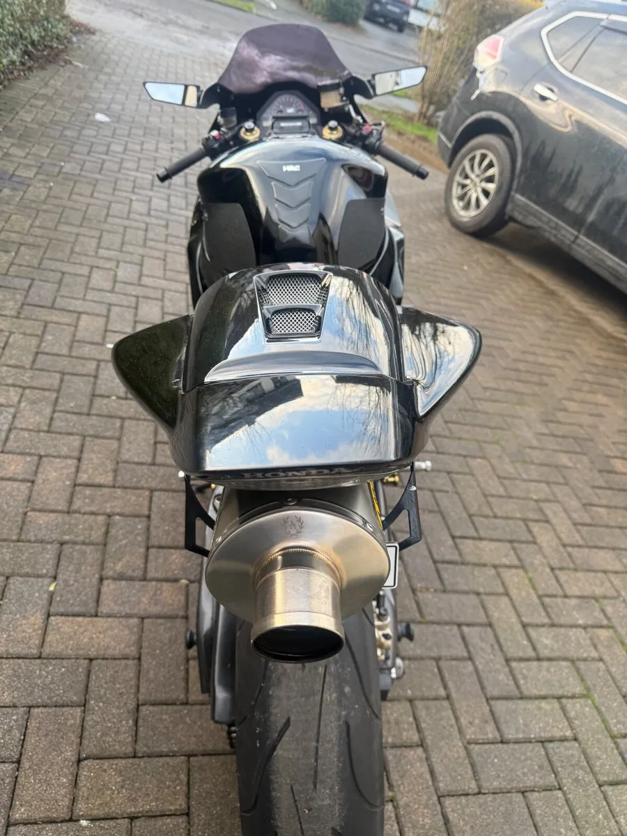 Honda cbr 1000rr fireblade may px for car - Image 4