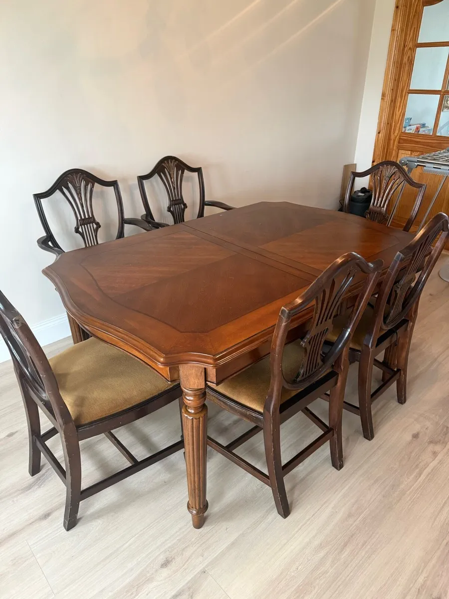 Kitchen table and chairs - Image 1