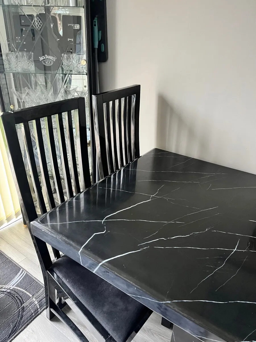 Table and chairs - Image 2