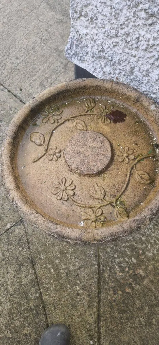 DECORATIVE BIRD BATH CONCRETE - Image 1