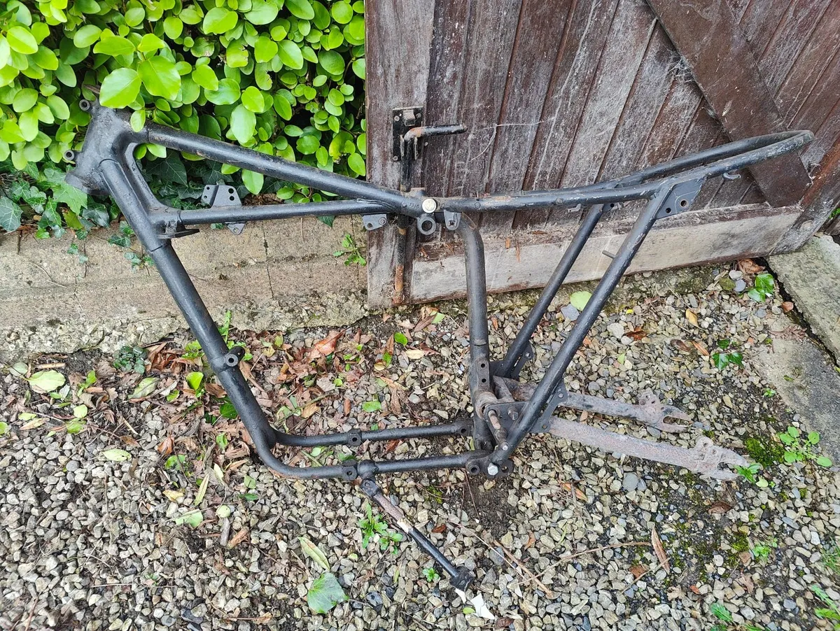 Dt175 parts+triumph frame - Image 1