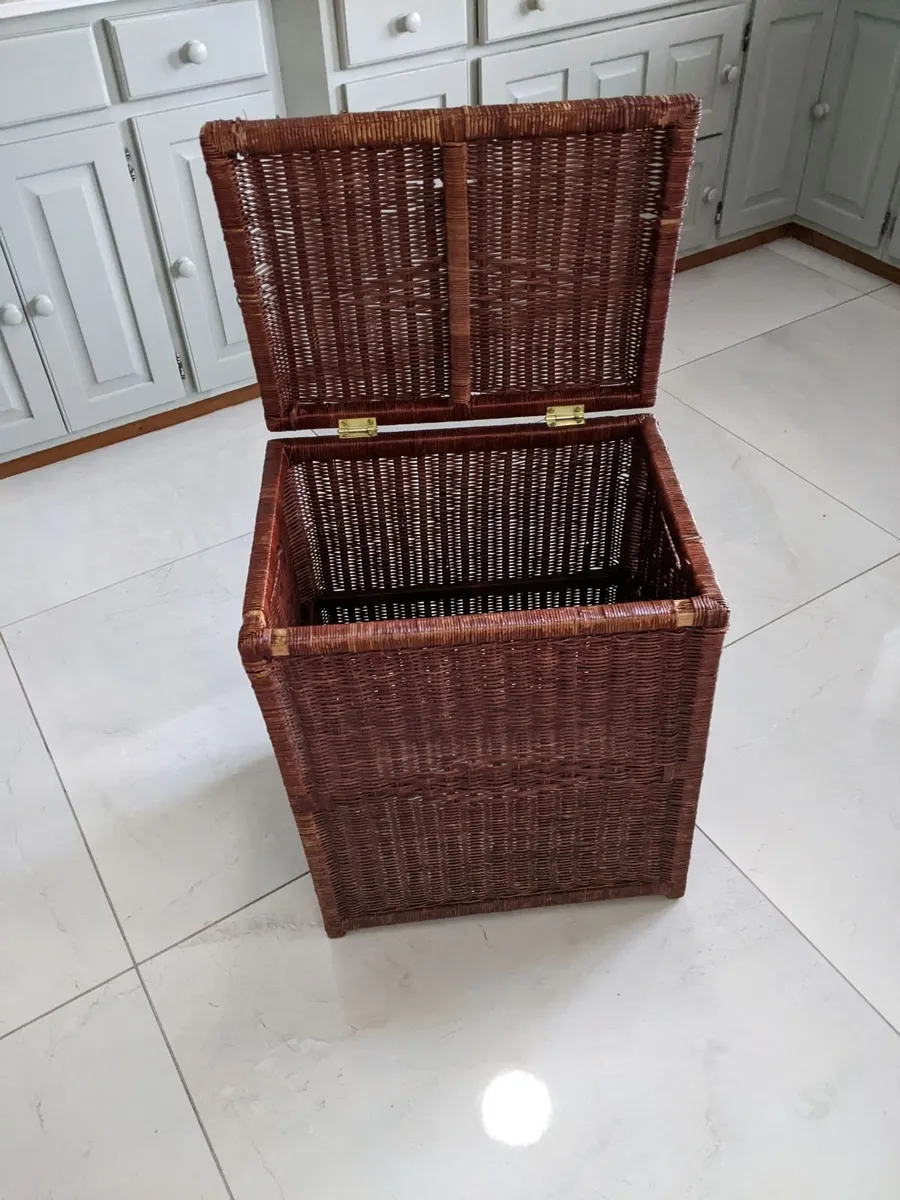 Wicker laundry basket - Image 3