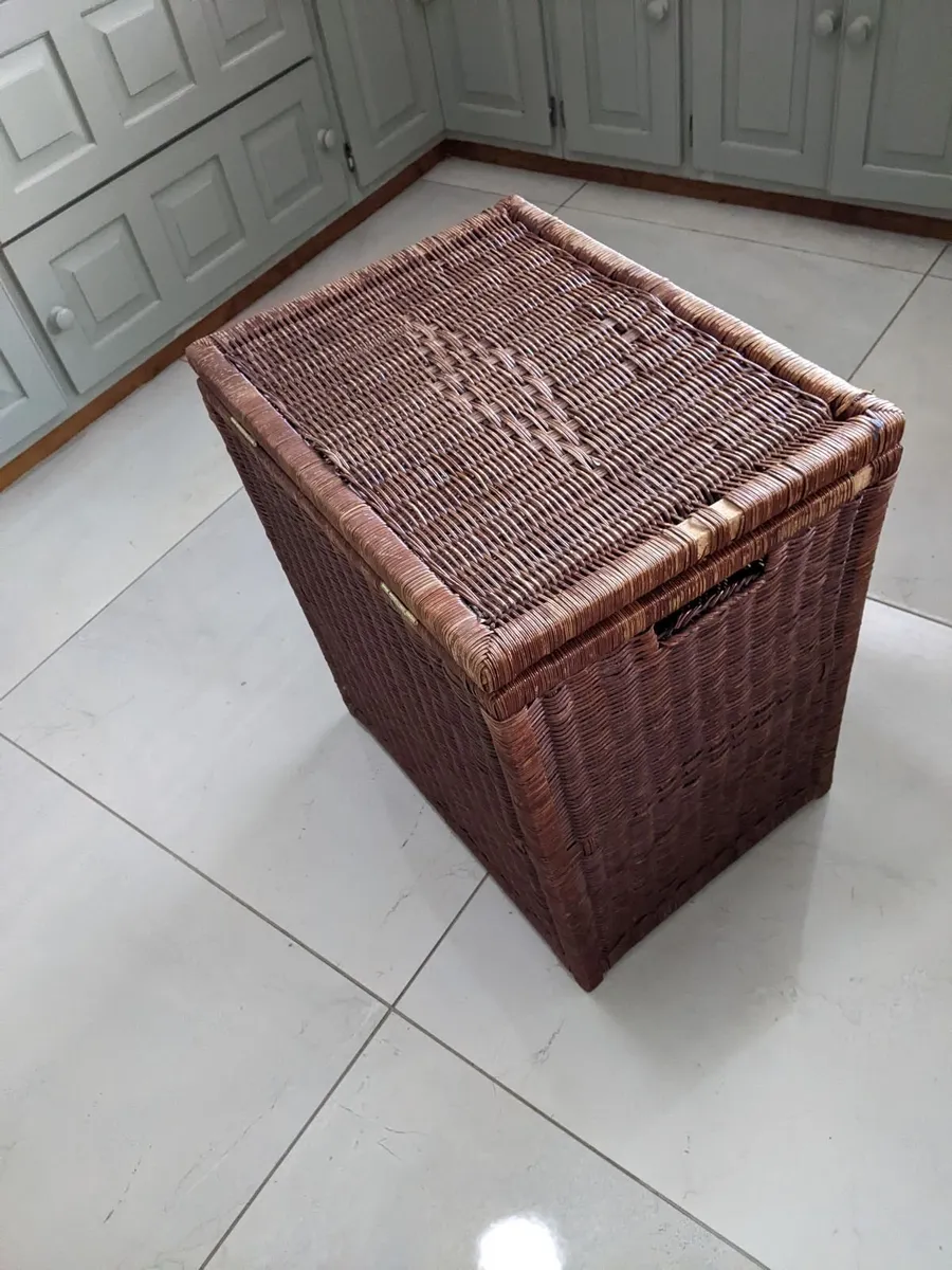 Wicker laundry basket - Image 1