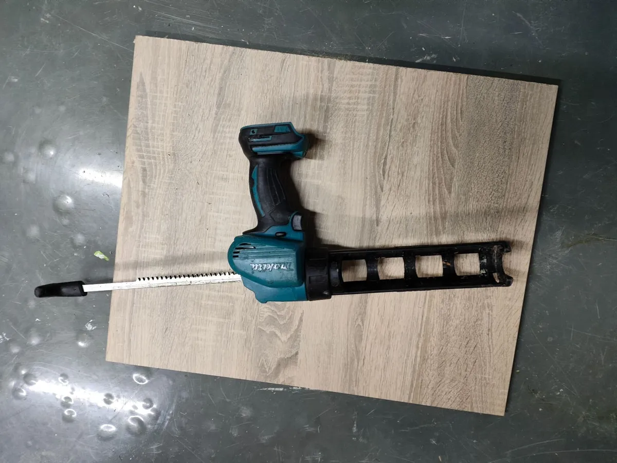 Makita silicone gun.