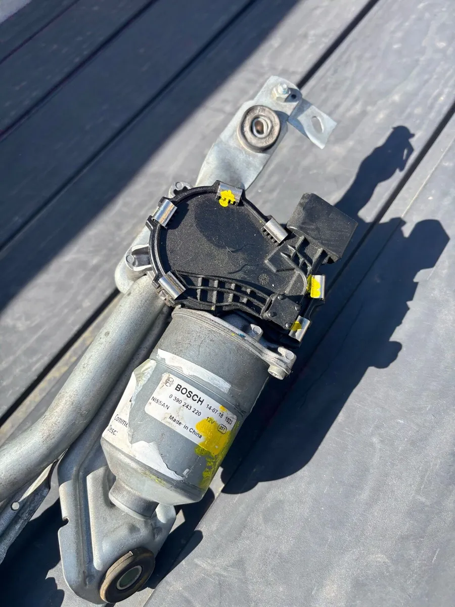 Nissan Qashqai front wipers cage with engine - Image 2