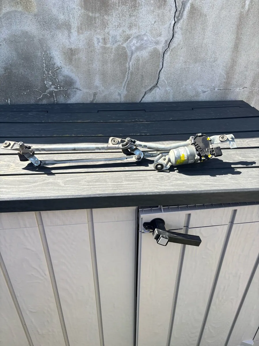 Nissan Qashqai front wipers cage with engine - Image 1