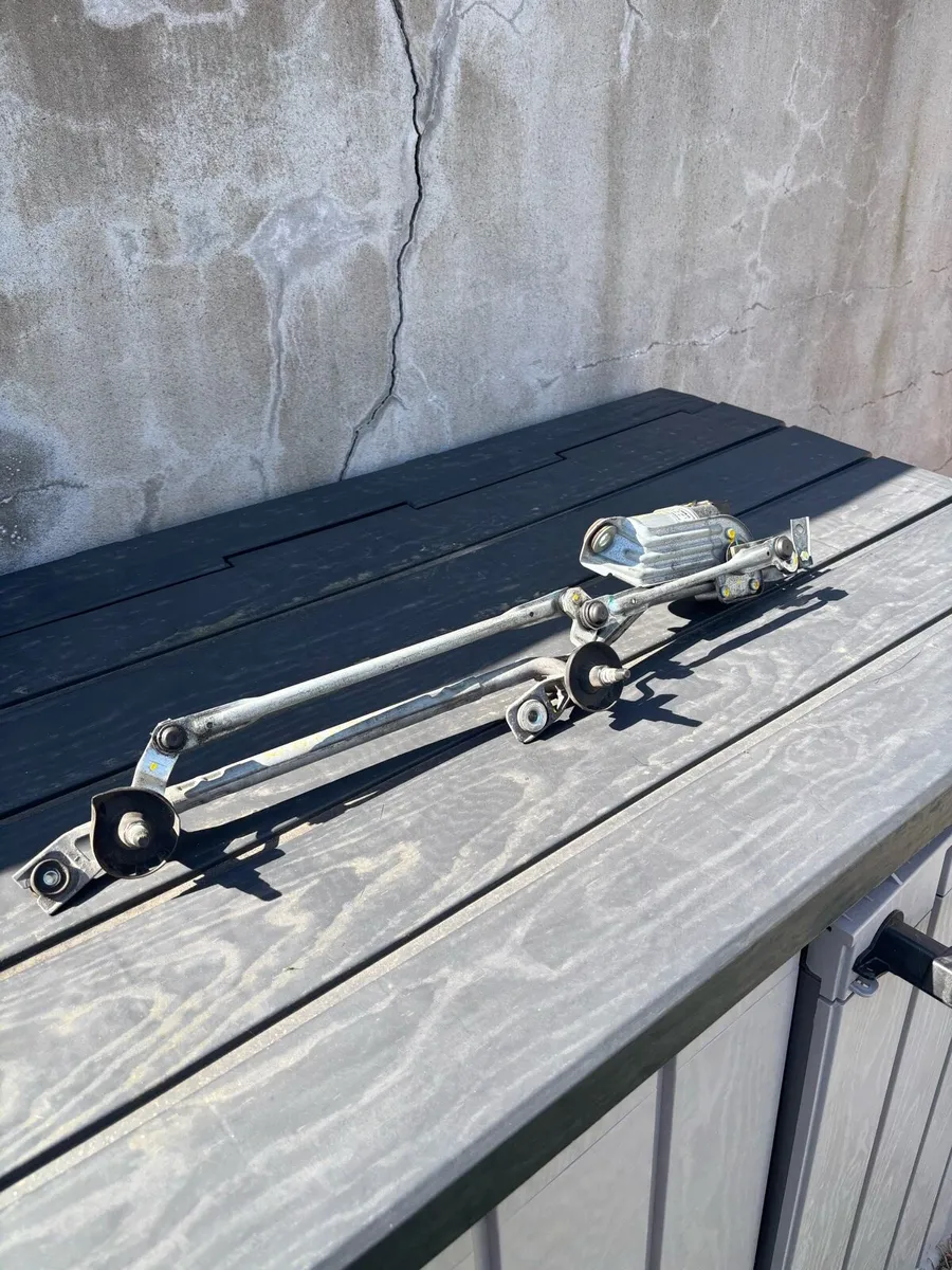 Nissan Qashqai front wipers cage with engine - Image 3