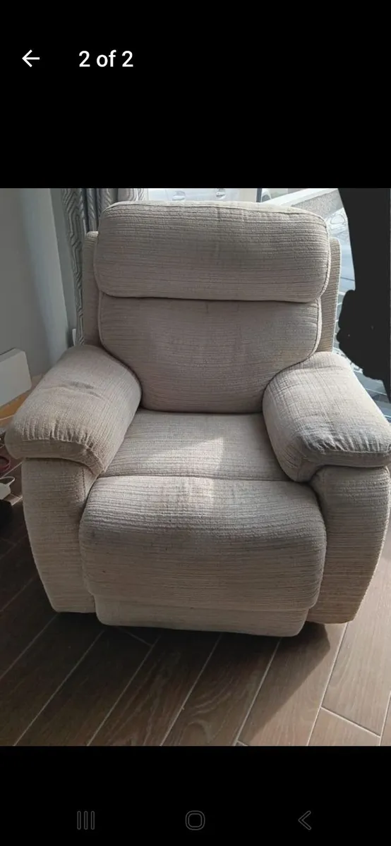 Recliner sofa and two chairs - Image 2