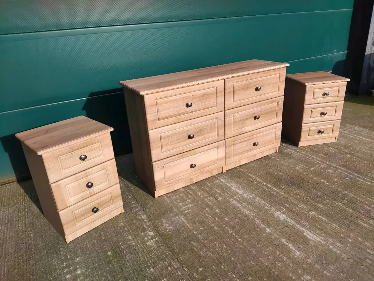 Chest drawers and 2 matching bedside lockers - Image 1