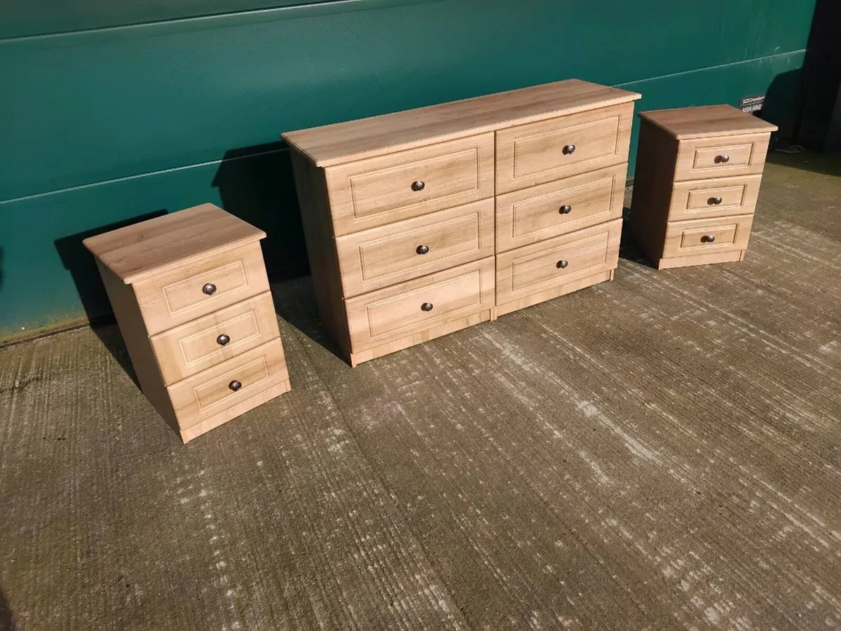 Chest drawers and 2 matching bedside lockers - Image 2