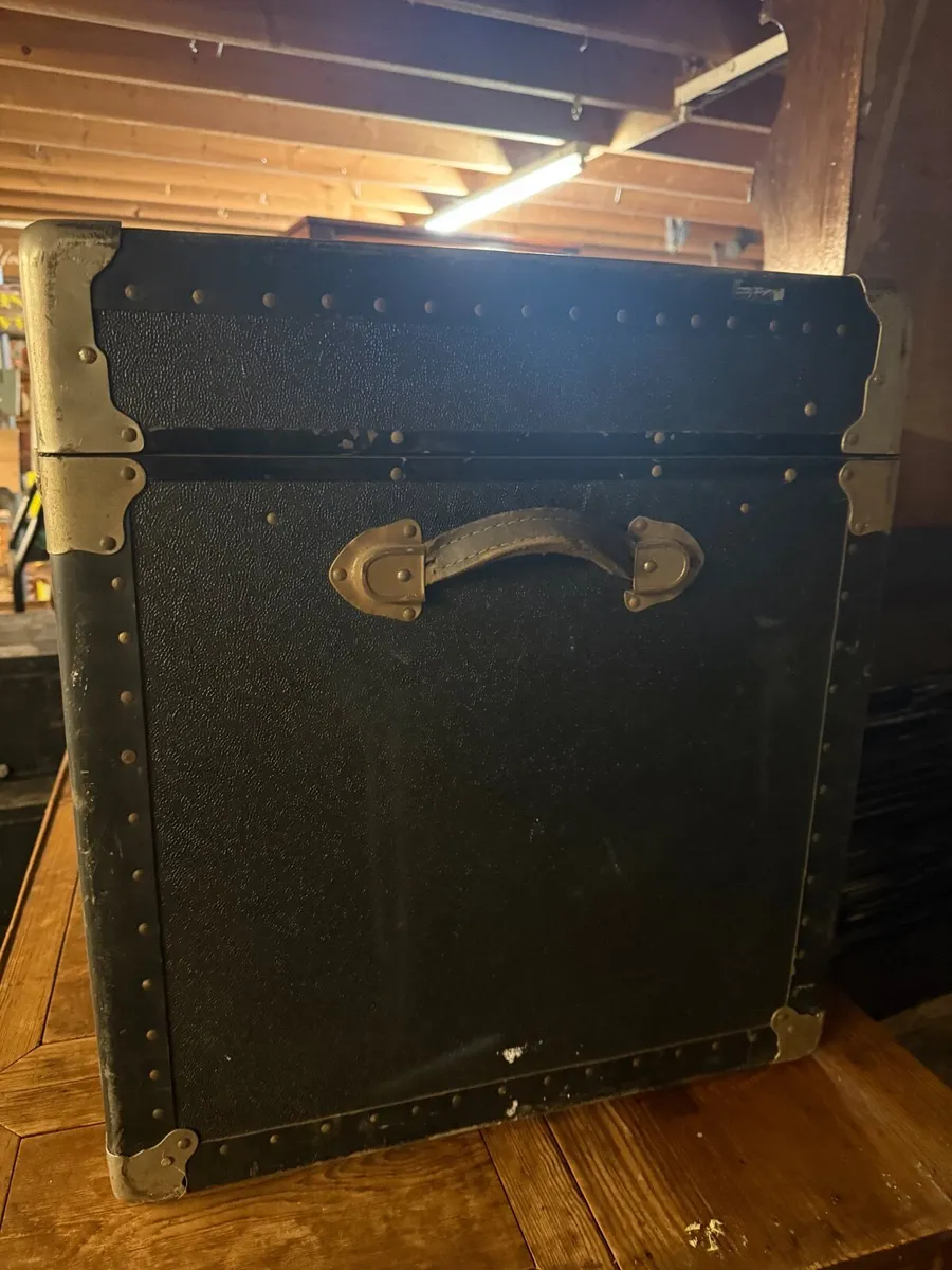 Large vintage trunk - Image 2