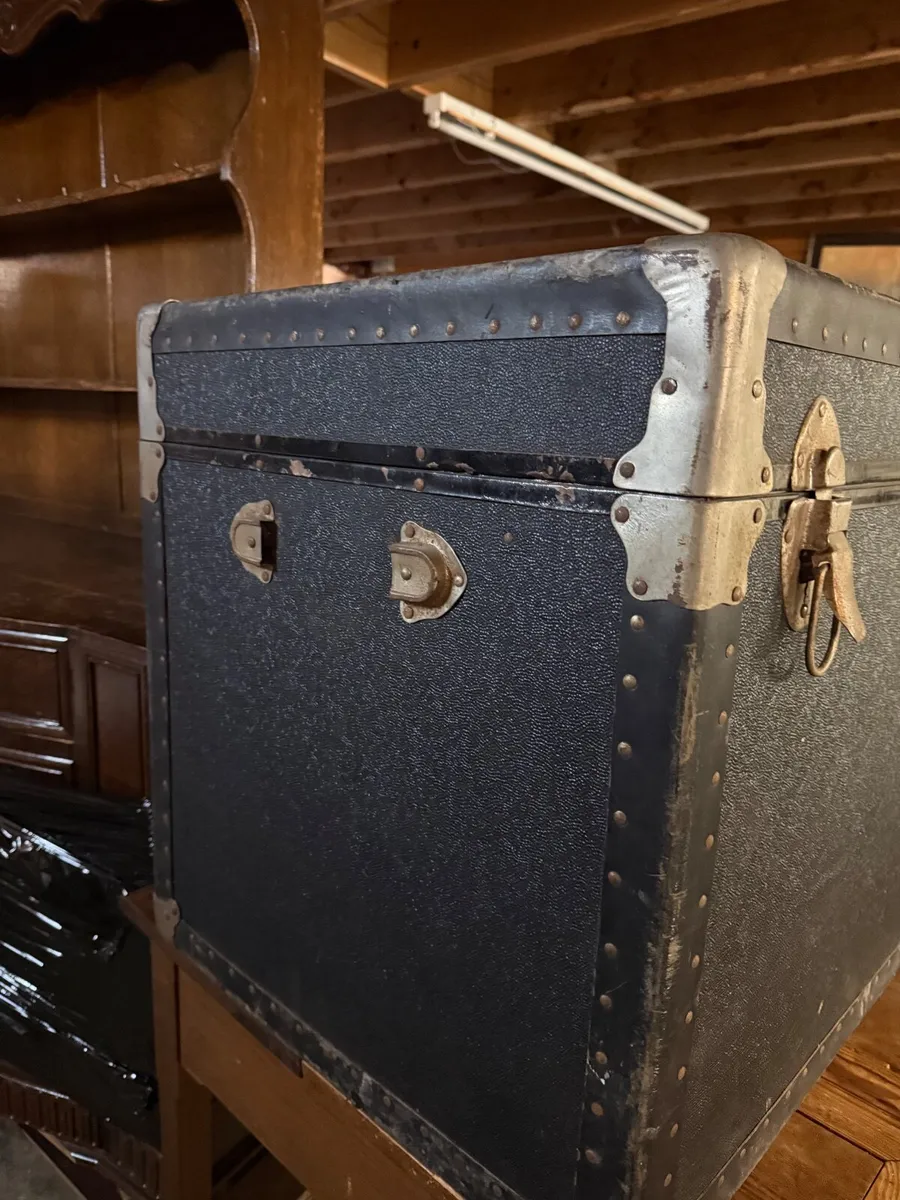 Large vintage trunk - Image 3