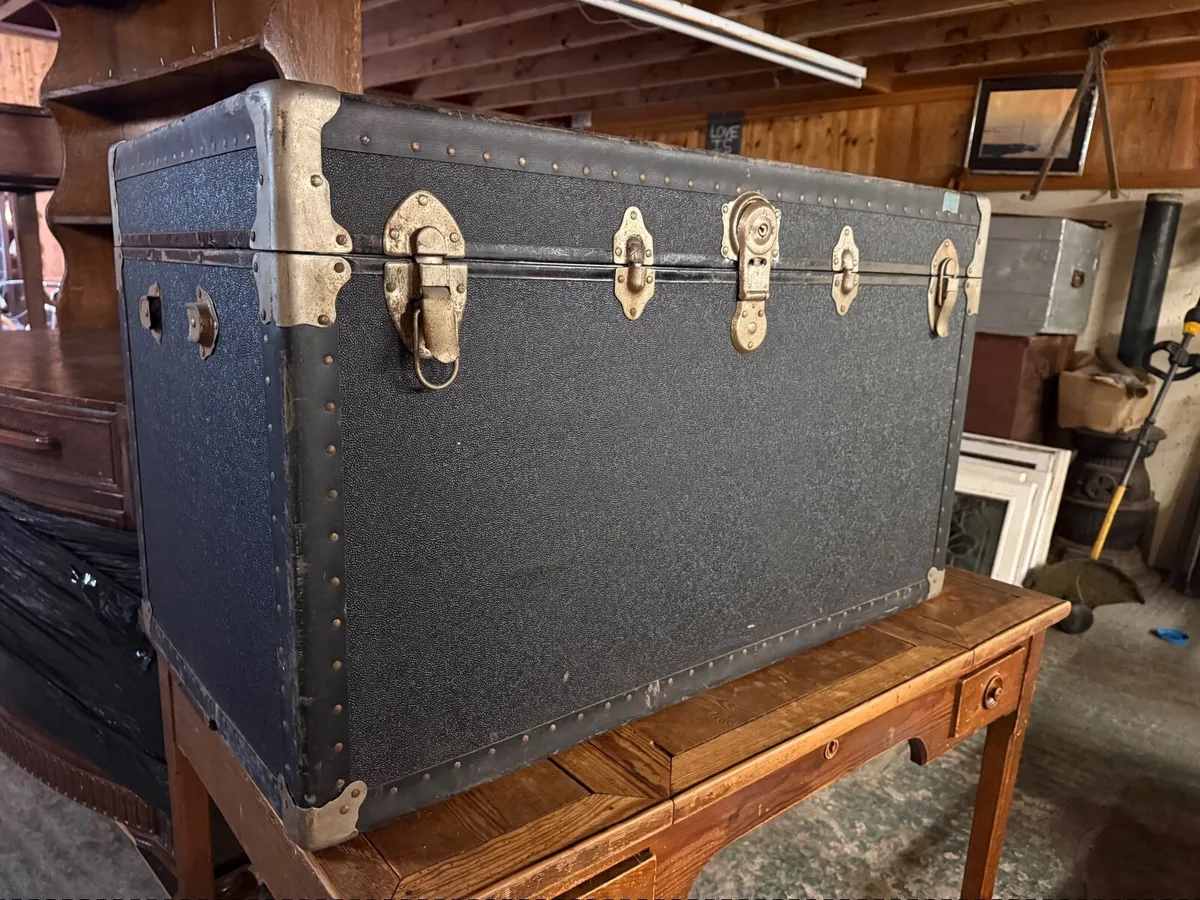 Large vintage trunk - Image 4