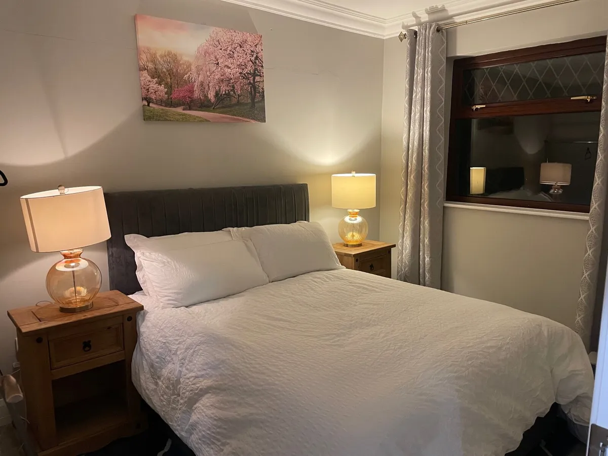 Castlebar town - Newly Renovated Short Term Let - Image 4